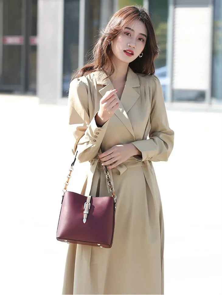 Dizajnová kórejská dámska crossbody kabelka s popruhom na retiazku