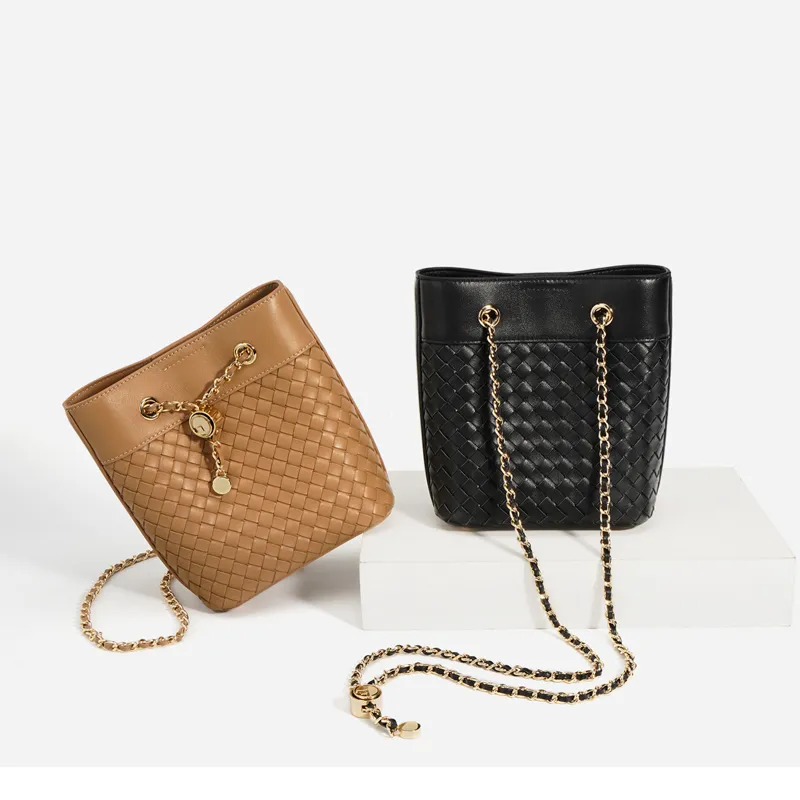 Dámska retiazka so sťahovacou šnúrkou pletená košíková väzba Bucket Bag