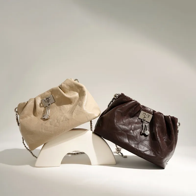 Jednoduchý zlatý remienok na kabelku z mäkkej kože